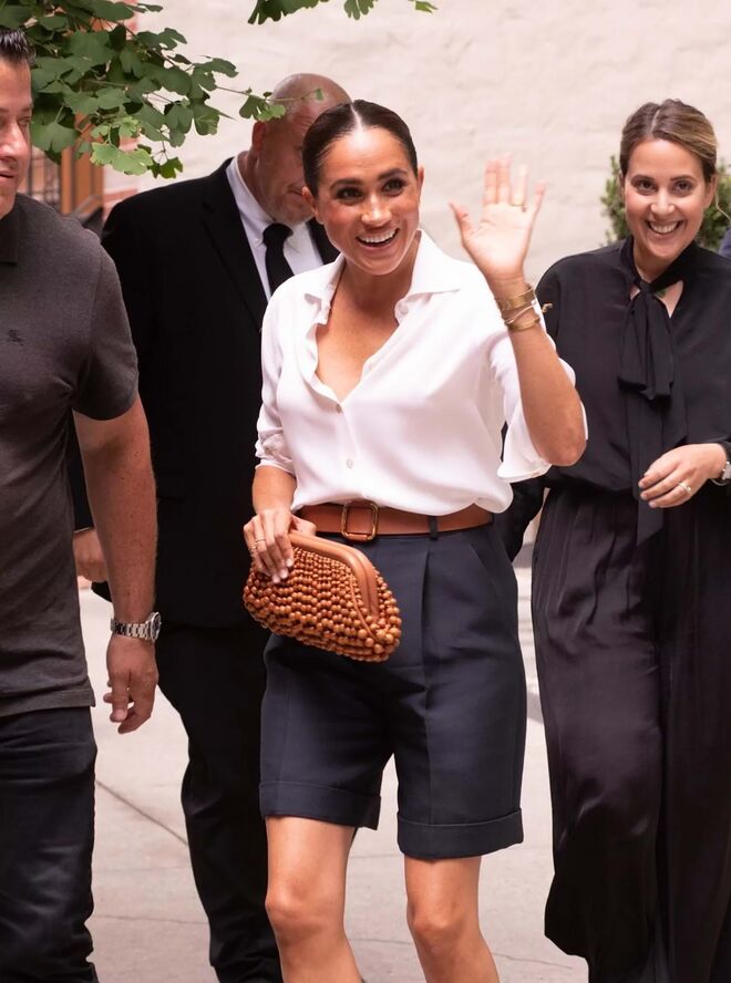 Meghan Markle não prescinde de umas bermudas.