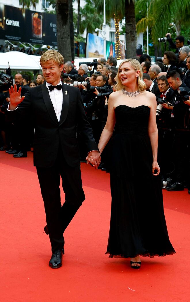 em Chanel, com joias Cartier