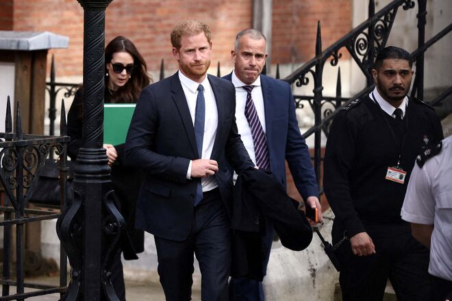 Uma das últimas vezes que Harry esteve em Londres, no tribunal, por conta dos vários processos que tem contra a imprensa britânica.