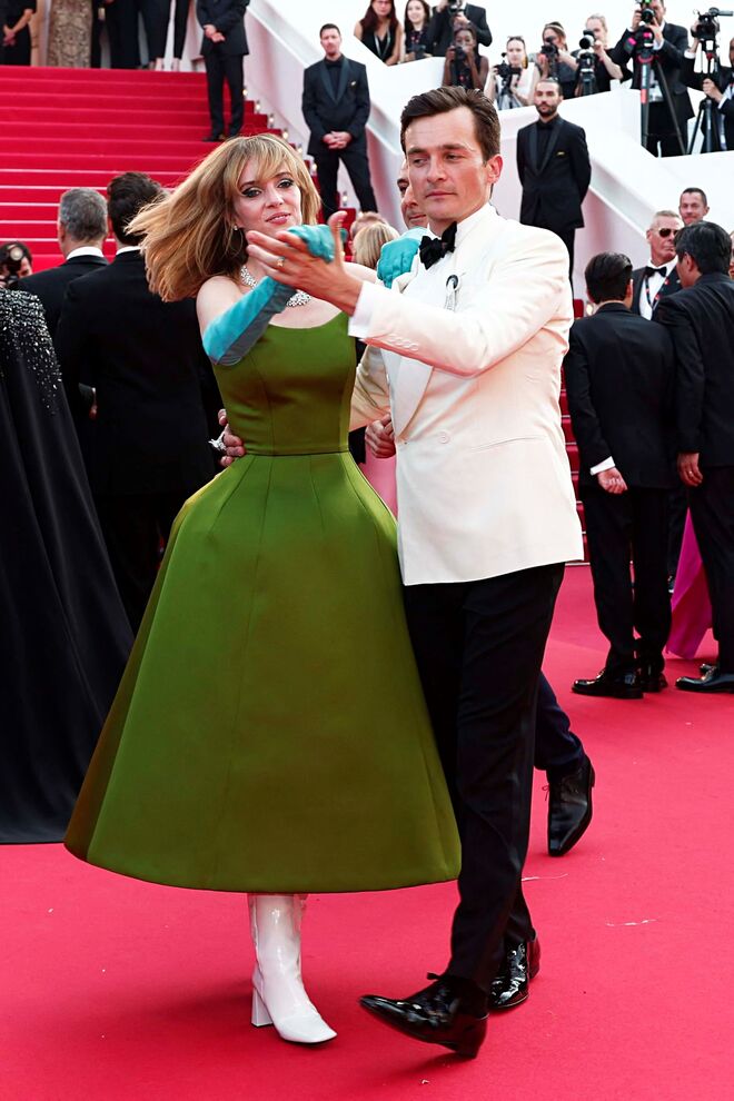 em Prada, com joias Chopard. Ao lado de Rupert Friend.