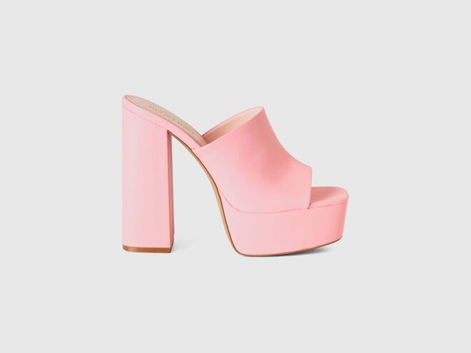 Sandálias em vinil, €79,95, Benetton.