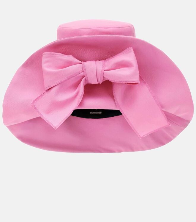 Chapéu em sarja, €350, Miu Miu em Mytheresa.com.