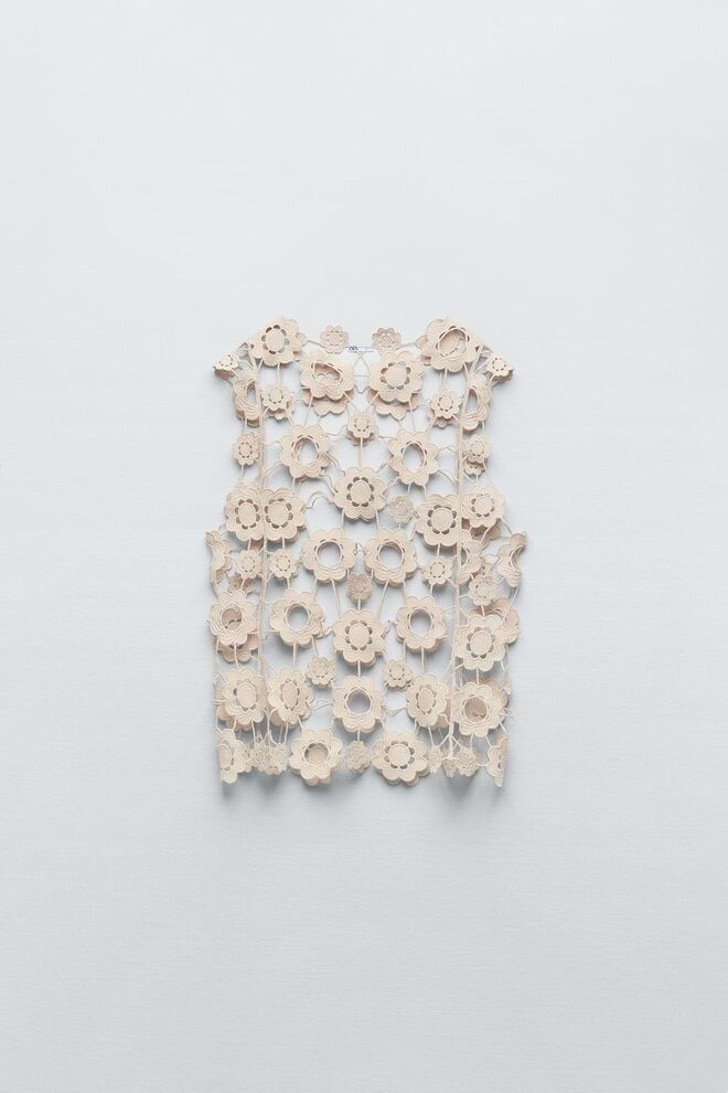 Colete em macramé de algodão, €22,95, Zara.