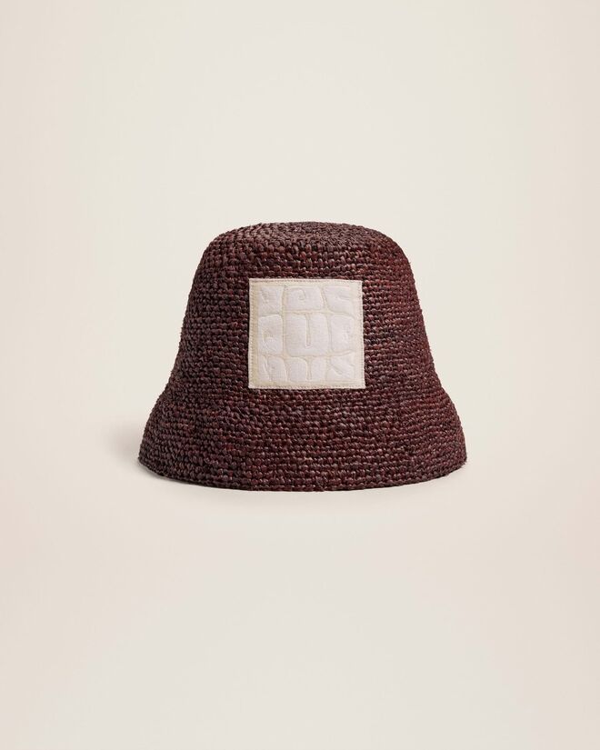 Chapéu em juta com pele, €310, Jacquemus.