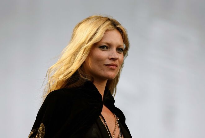 Kate Moss é conhecida pelos excessos dos anos 90 que, com o passar do tempo, estragaram um pouco a sua pele. hoje em dia não passa sem Su-Man.