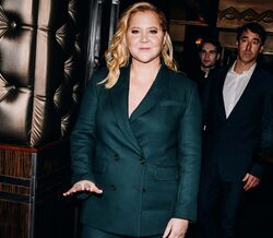 Amy Schumer fala sobre condição grave na gravidez e condena comunidade médica 