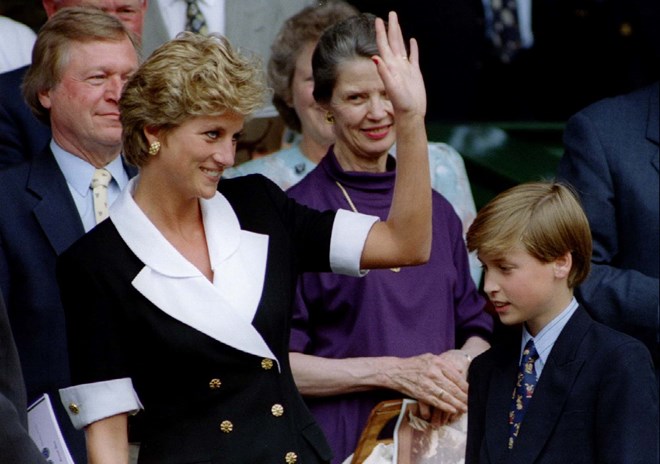 Princesa Diana ao pé do filho William em 1994.