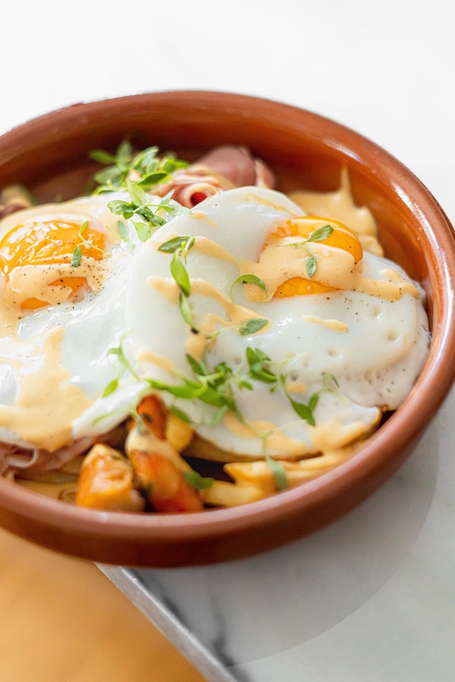 Os ovos rotos com camarão e presunto são também um dos best sellers do restaurante (€14.5).