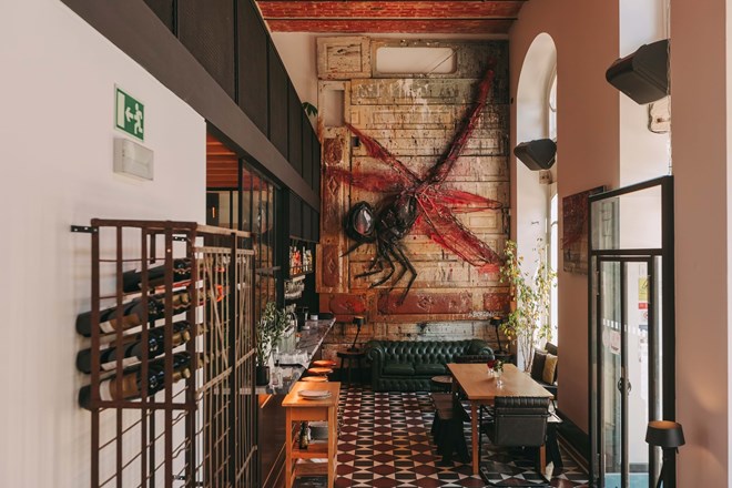 O bar do restaurante conta com uma obra de arte do artista Bordalo II.