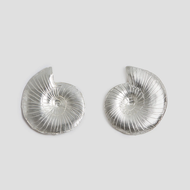 Brincos Amon, €172, Juliana Bezerra.