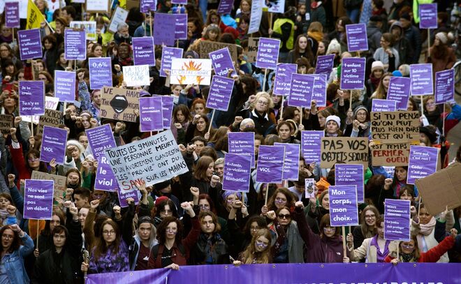 Mulheres do movimento 'NousToutes' organizaram uma marcha nacional em França exigindo mais proteção às mulheres. (Outubro 2022)