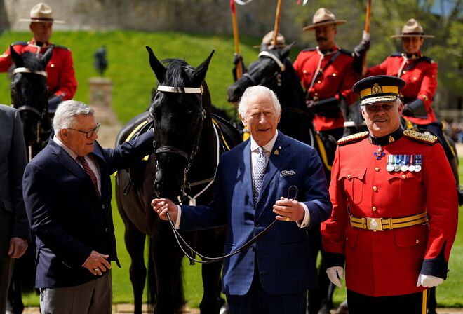 Carlos vai surgir a cavalo neste Trooping the Colour, apesar da idade e ods problemas de costas.