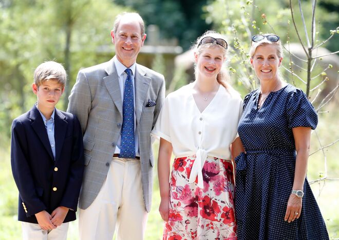 O príncipe Eduardo faz, desta vez, também a sua estreia a cavalo, no Trooping the Colour. Aqui com a mulher, a Duquesa de Wessex e os filhos.