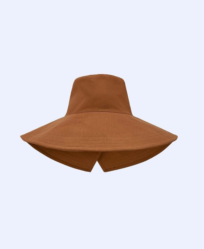 Chapéu em algodão, €79, Adolfo Dominguez. 