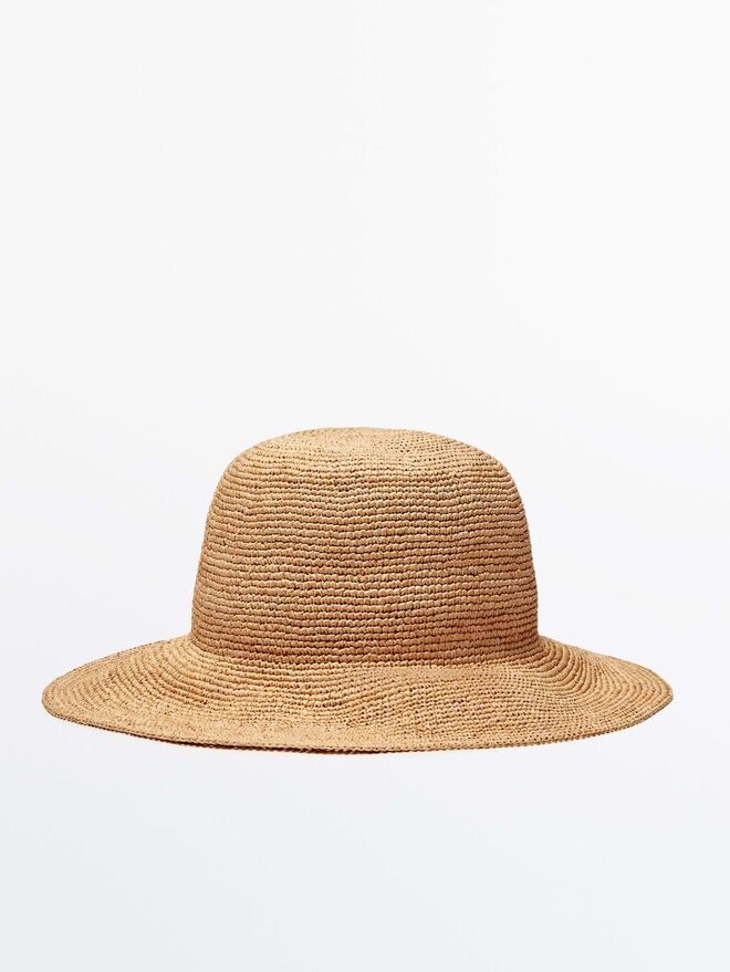 Chapéu em ráfia, €49,95, Massimo Dutti.