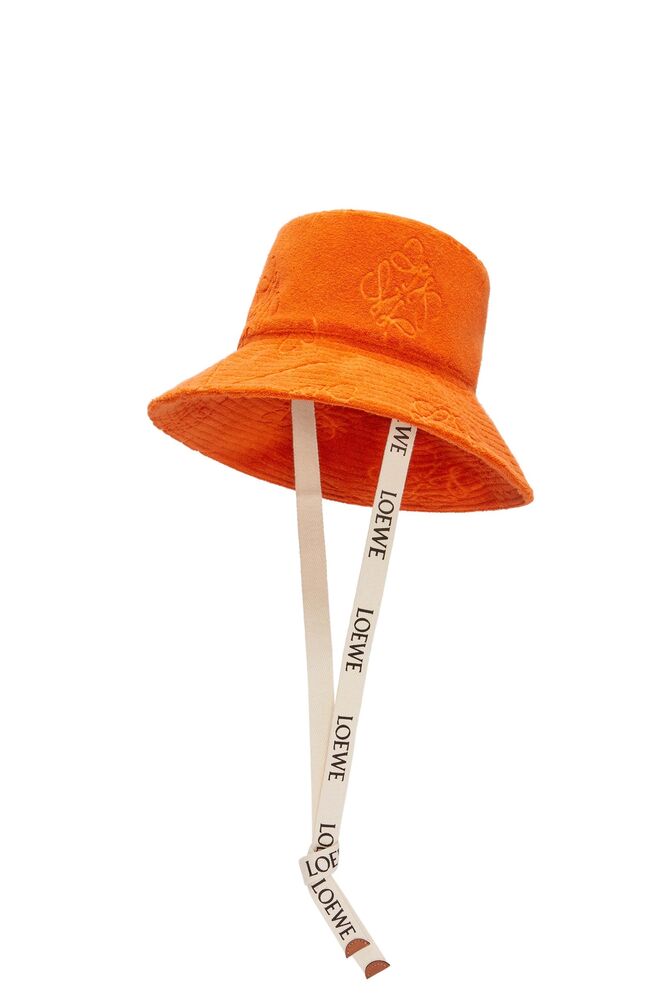 Chapéu em felpa e algodão, €390, Loewe.