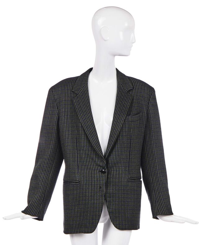 A peça que terá sido enviada por Diana à Burberry, para ser refeita num tecido diferente.
