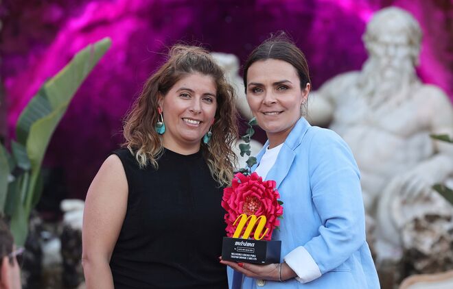 Sandrine Cristal, Offer Manager Sephora, e Ana Lopes, Retail Manager Drunk Elephant em Portugal, recebem o Prémio Melhores Ideias para Transformar Cabelos (produtos para cabelos): Silkamino Mega-Moisturizing Shampoo, Drunk Elephant.
