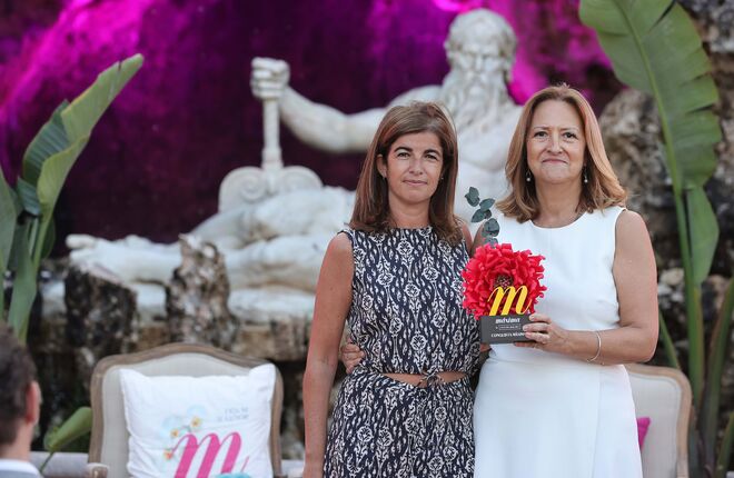 Mariana Caraça Diretora de Marketing de Dermocosmética da Pierre Fabre, e Gilda Parreira. General Manager da Pierre Fabre, recebem o Prémio Conquista Máxima: Pierre Fabre