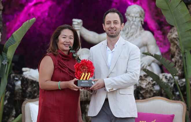 Miguel Pombo, CEO Ignae, e Claire Chung, para receber o Melhor Produto para ter Sempre na Carteira - Prémio do Leitor by Intimissimi: Máscara de Argila Vulcânica, Ignae