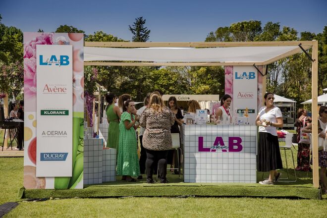 Stand do grupo Pierre Fabre, em estilo Beautylab.