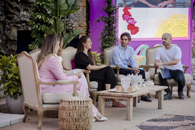 As convidadas e o convidado da talk "A Era da Normalização e do Pampering": a psicóloga Joana Gentil Martins, a mentora de autoconhecimento Inês Gaya, a mentora na área das relações Catarina Beato e o psiquiatra António Lains, moderada por Tiago Manaia (à direita).