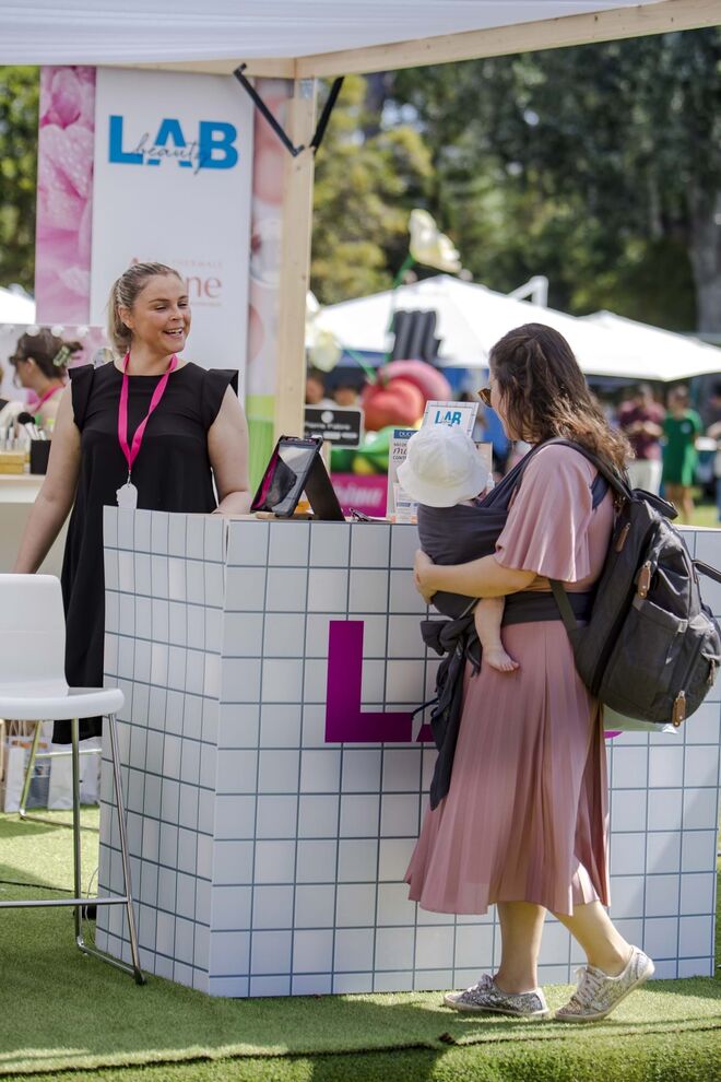 Stand do grupo Pierre Fabre, em estilo BeautyLab.