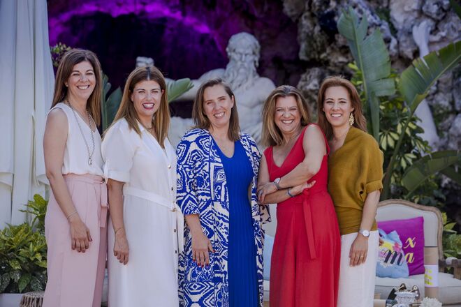 Convidadas da talk "Mulheres-Exemplo. Liderança, Poder e Assertividade": Filipa Laborinho e Joana Baptista, vereadoras da Câmara Municipal de Oeiras (à esquerda), Sílvia Breu, diretora do departamento de ambiente e qualidade de vida do mesmo município, e Patrícia Costa, arquiteta (à direita), moderada por Rita Lúcio Martins (ao meio). 