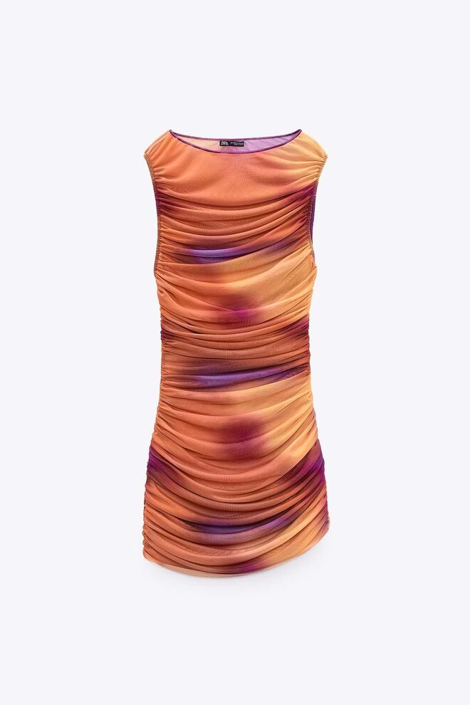 Vestido em malha, €29,95, Zara.