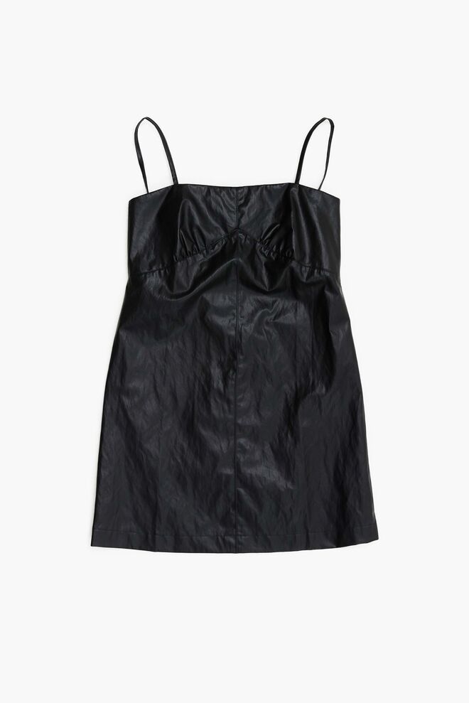 Vestido em polipele, €130, Bimba Y Lola. 