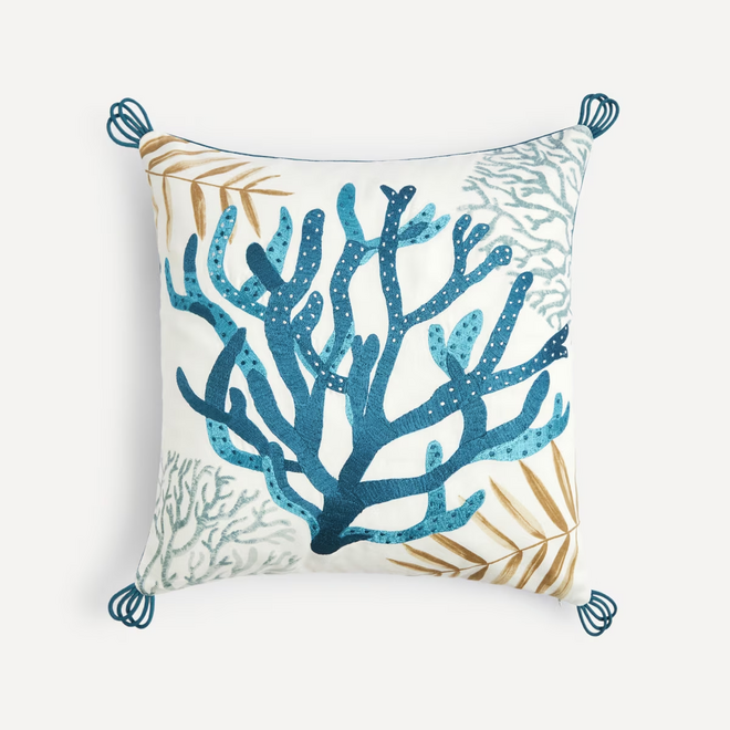 Almofada decorativa bordada, €29,95, El Corte Inglés.