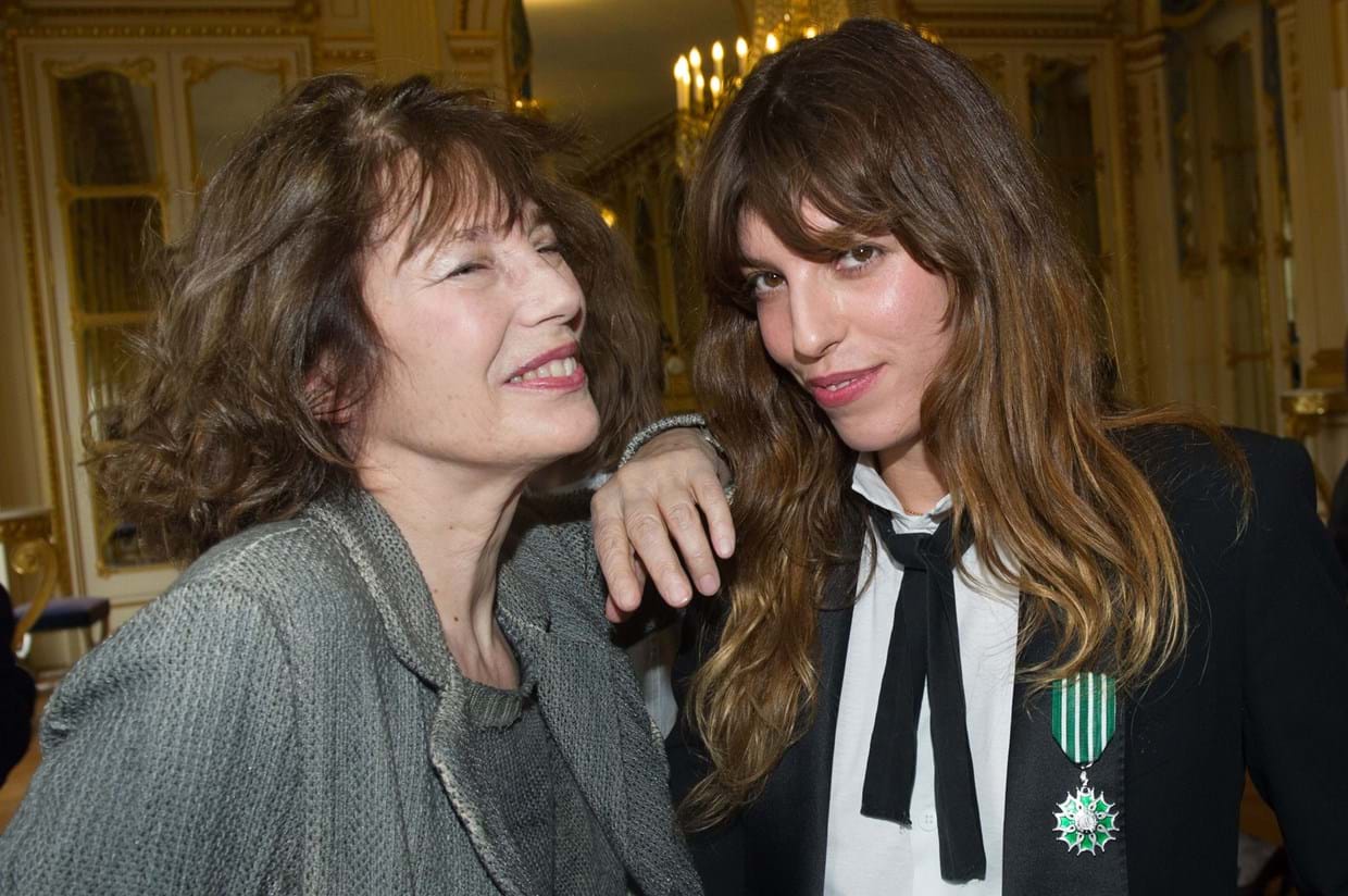 Lou Doillon com a mãe Jane Birkin no Ministério da Cultura em Paris, 2013.