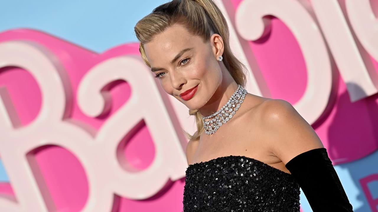 Barbie Tour. Os vestidos de Margot Robbie saídos do guarda-roupa da boneca  mais famosa - Tendências - Máxima