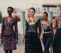 Chanel Alta-Costura. Um retrato da mulher parisiense nas margens do Sena 