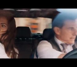 Hayley Atwell detalha manobras perigosas que fez com Tom Cruise