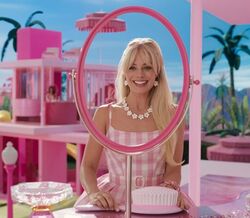 Por dentro do guarda-roupa da Barbie, com a Chanel