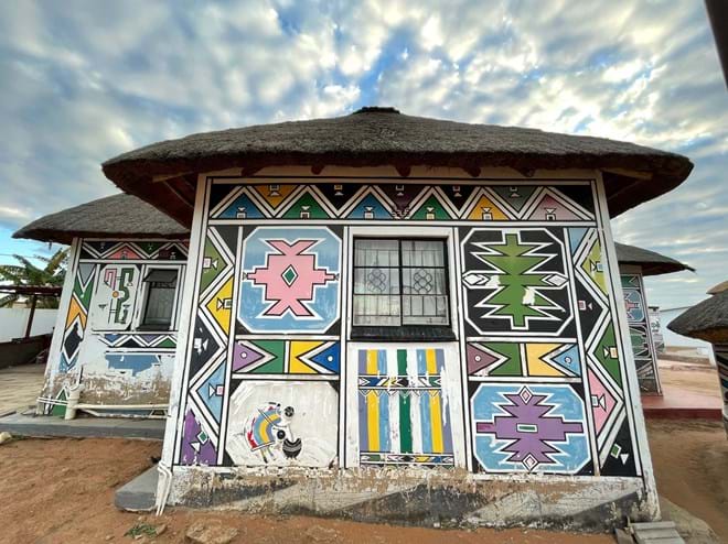 Desde a primeira vez que me cruzei com o trabalho de ornamentação da Esther Mahlangu achei as mensagens muito bonitas, e sempre pensei como é que poderíamos viver estes desenhos dentro de nossas casas,” conta Alexandra de Cadaval.