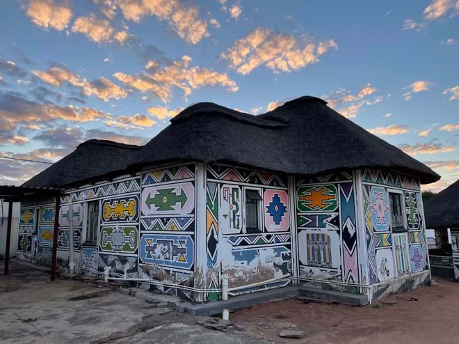 Casa de Esther Mahlangu na África do Sul.