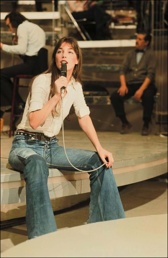 Em palco, com apenas uns jeans, uma t-shirt e a sua icónica franja.