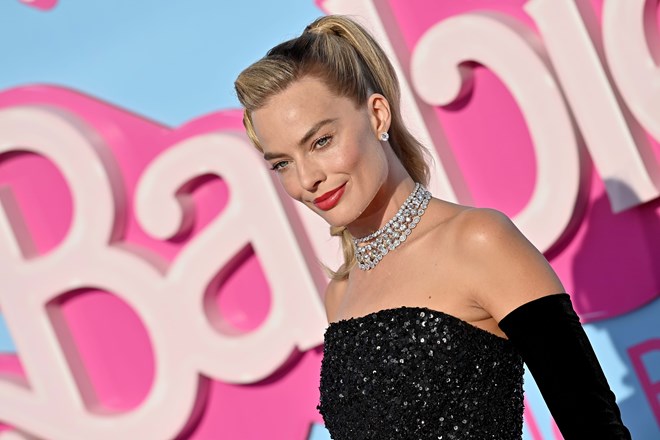 Cadê o rosa? Margot Robbie usa roupa preta na première do filme de Barbie;  saiba o motivo