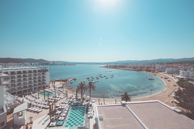 Com uma vista maravilhosa, as instalações do Amare Beach Hotel Ibiza são de fazer inveja.