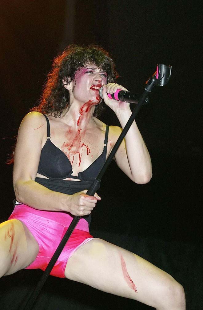 Peaches em 2003. Elliot tocou em Peaches no seu concerto, viveu a experiência como um sinal de esperança para seguir as suas convicções.