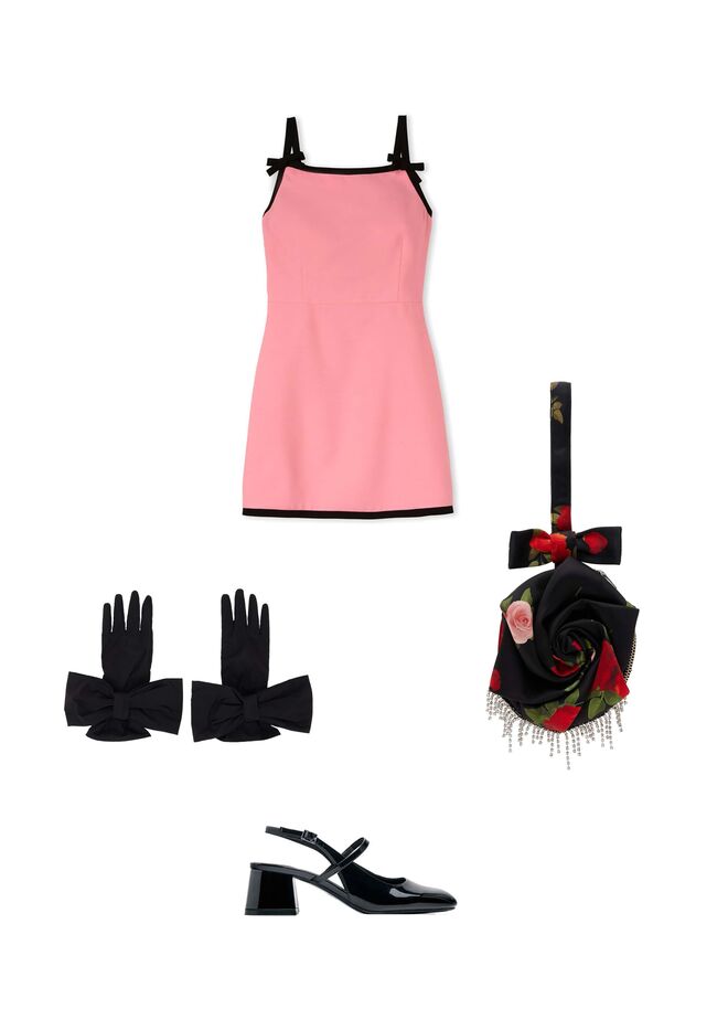 Vestido em crepe de seda, €500, Staud. Colar em prata com banho a ouro, €329, Tous. Carteira em missangas de vidro, €39,99, Parfois. Sandálias em polipele, €27,99, Catwalk na Deichmann.