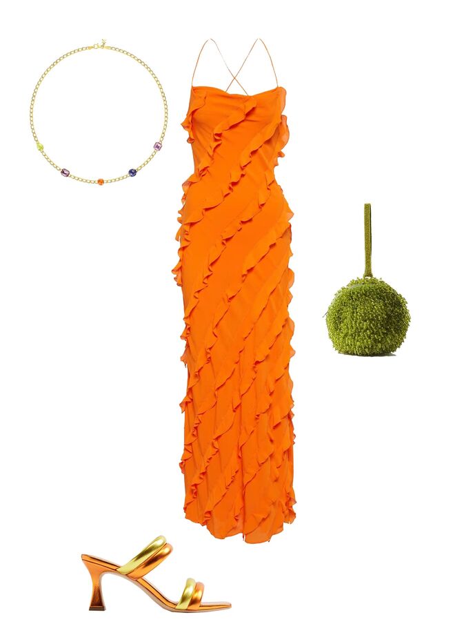 Vestido em crepe, €425, MSGM. Luvas em cetim e carteira em cetim de seda com cristais, agora €95 e €152, Shushu Tong ambos em SSense.com. Sandálias em polipele envernizada, €29,95, Zara.