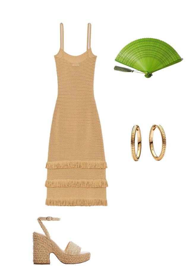 Vestido em crochê de algodão, €265, Sandro Paris. Brincos em prata, €69, Pandora. Leque, €12,99, Parfois. Sandálias em polipele e ráfia, €49,99, Mango.