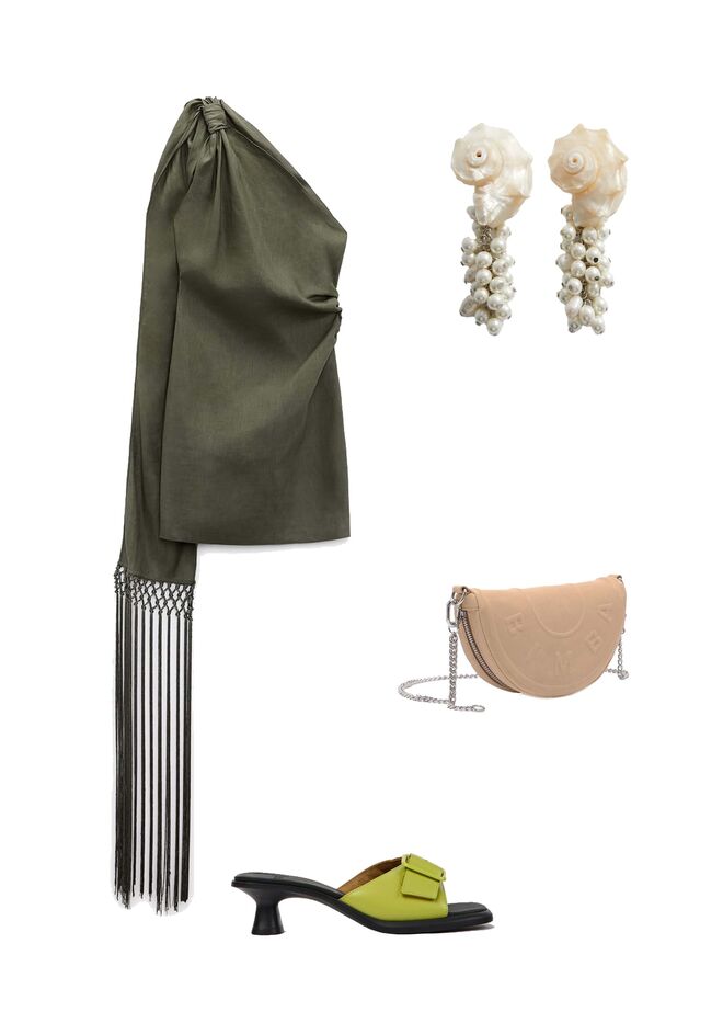 Vestido em cupro e algodão, €39,95, Zara. Brincos em madre-pérola e missan gas, €19,99, Mango. Carteira em nobuk, €129, Bimba Y Lola. Sandálias em pele, €92, Camper.