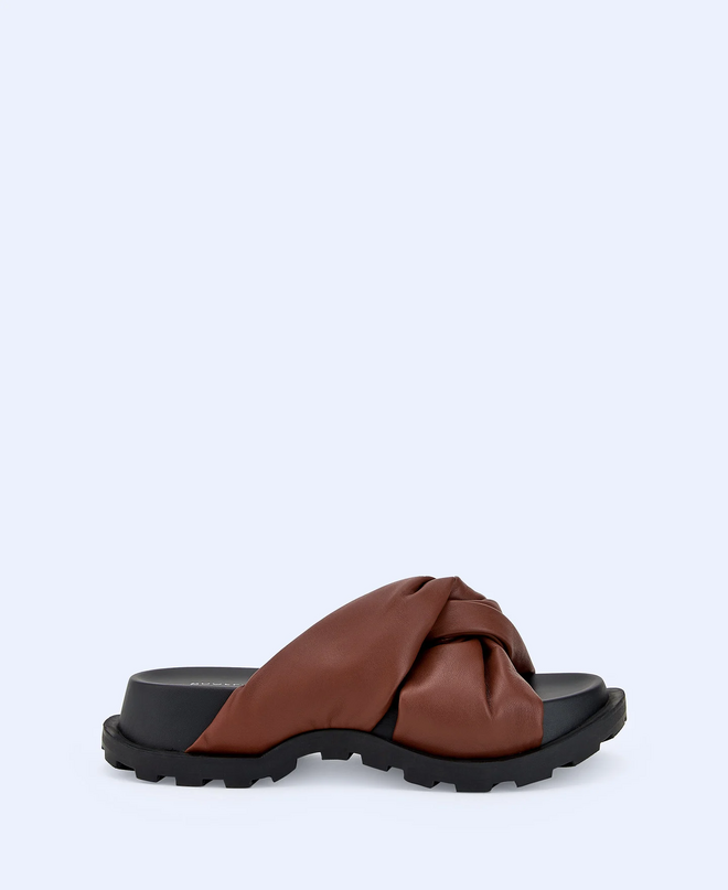 Sandálias, €109, Adolfo Dominguez.