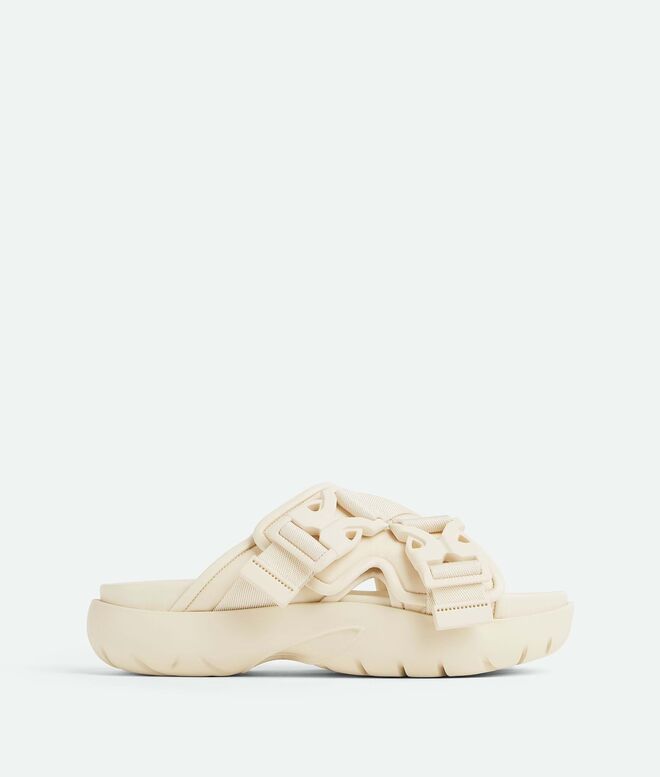 Sandálias Snape Slide, €790, Bottega Veneta.