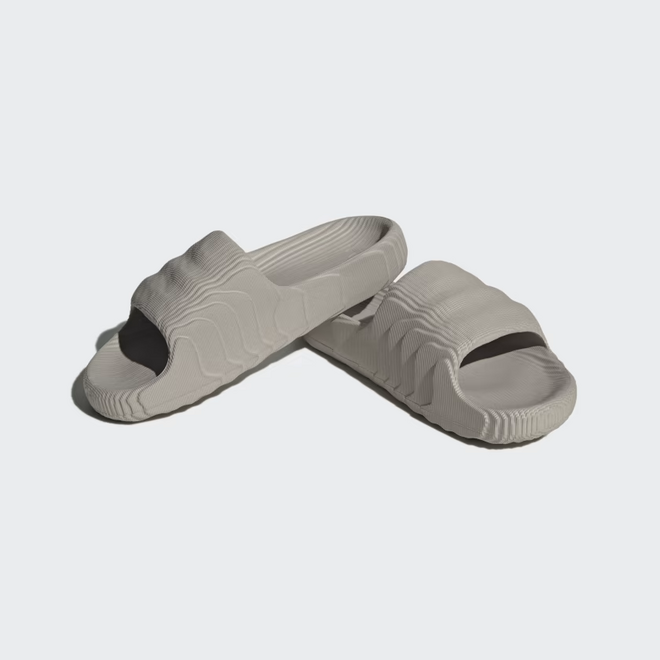 Chinelos Adilette 22, €65, Adidas.