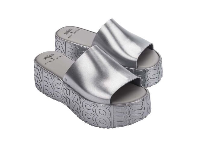 Sandálias Becky, €170, Melissa X Marc Jacobs.